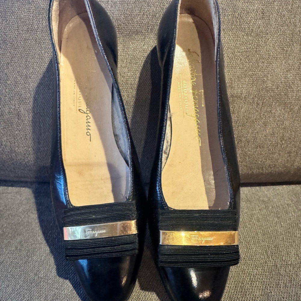 Salvatore Ferragamo Sz 5 Black Patent Flats Gold Accent Boutique Italy classic